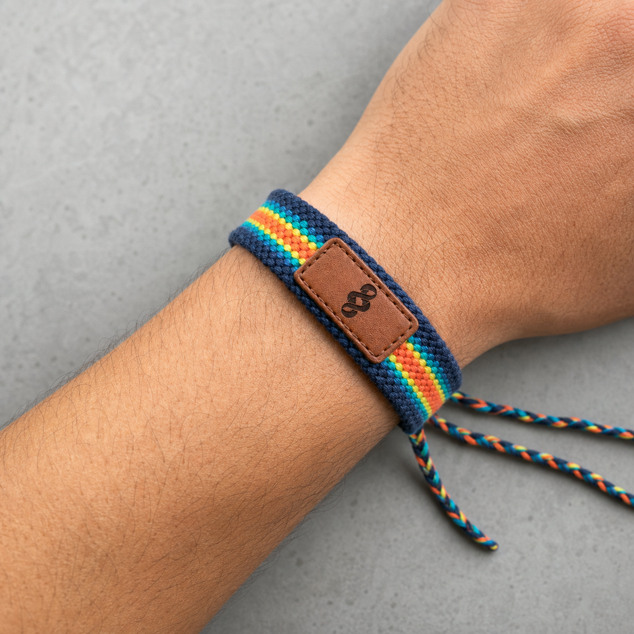 Pulsera AEVA tejida azul con franja multicolor